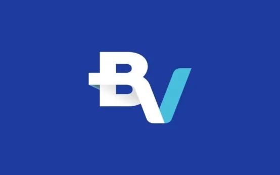 Pessoa avaliando opções de financiamento de veículo