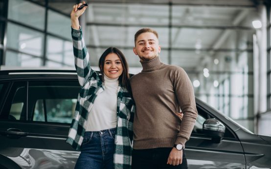 Pessoa pesquisando financiamento de carro sem entrada